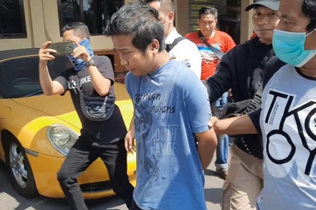 Lempar Sperma ke Wanita,...