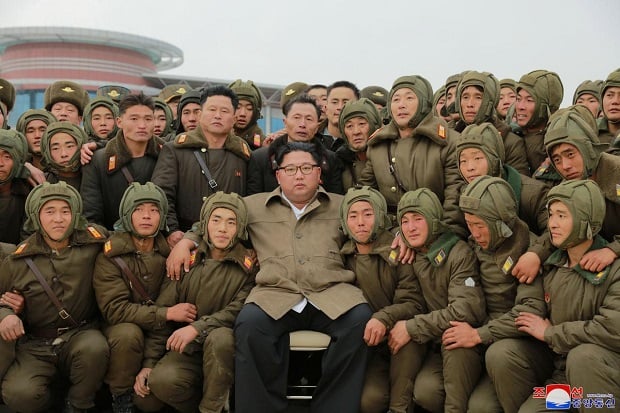 Kim Jong-un Awasi Latihan...