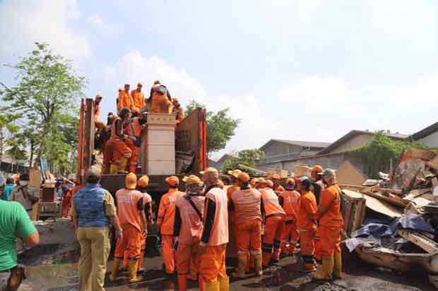 Angkut Puing-puing Bekas...