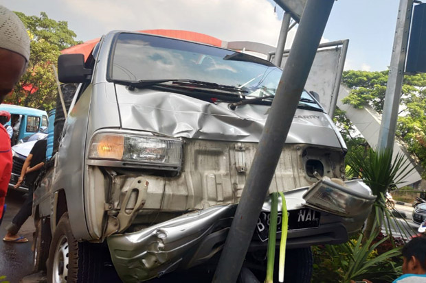 Mobil Pikap Tabrak Pemotor...