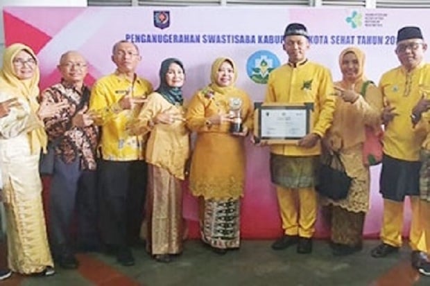 Bupati Kobar Terima...