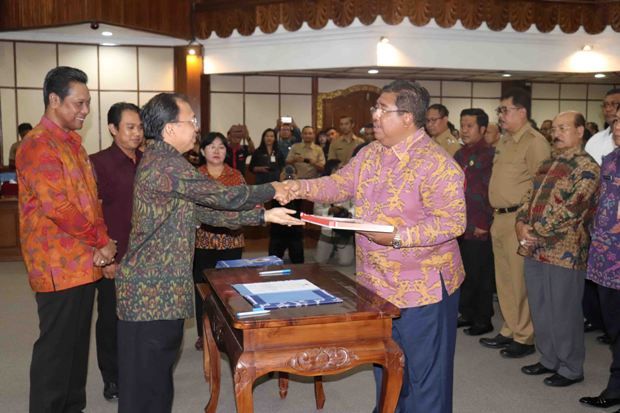 Bupati Suradyana Terima...