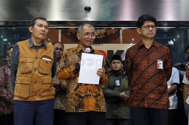 Pimpinan KPK Ajukan...