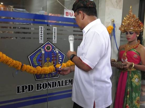 Resmikan Gedung LPD...