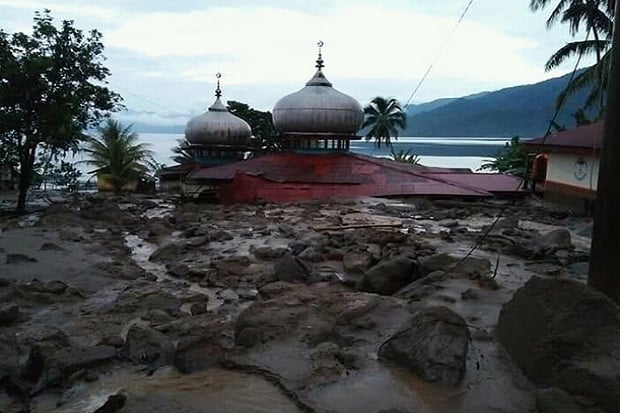 Banjir dan Longsor Landa...