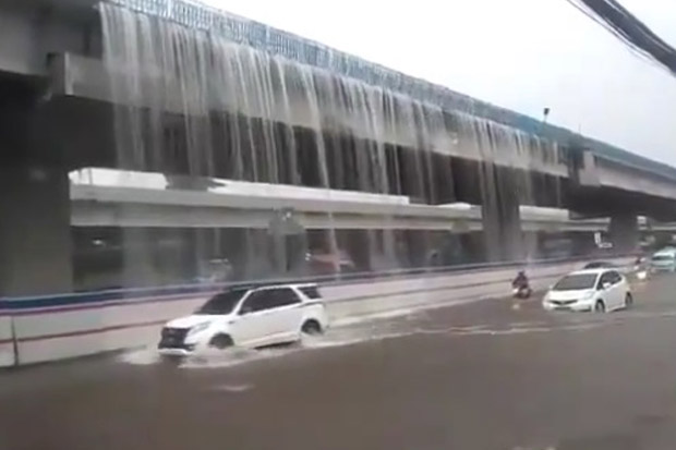 Viral, Air Terjun Dadakan...