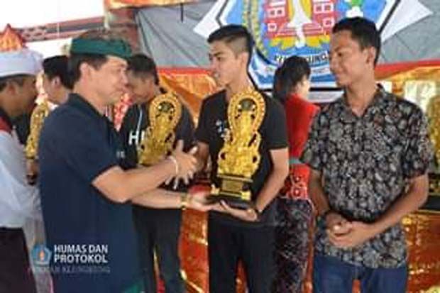 Bupati Suwirta Serahkan...
