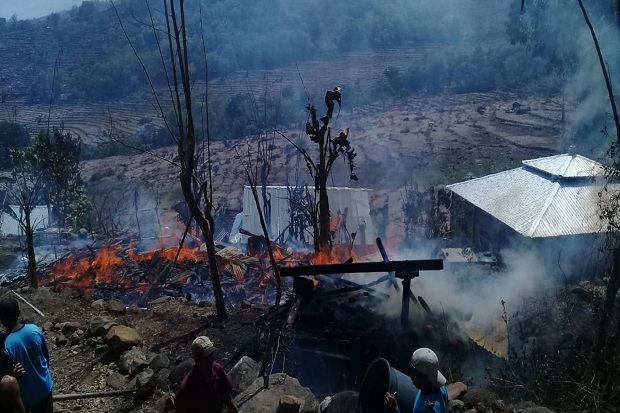 Diamuk Api, Rumah Panggung...