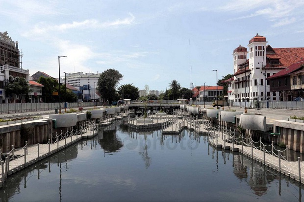 Nekat Berenang di Taman...