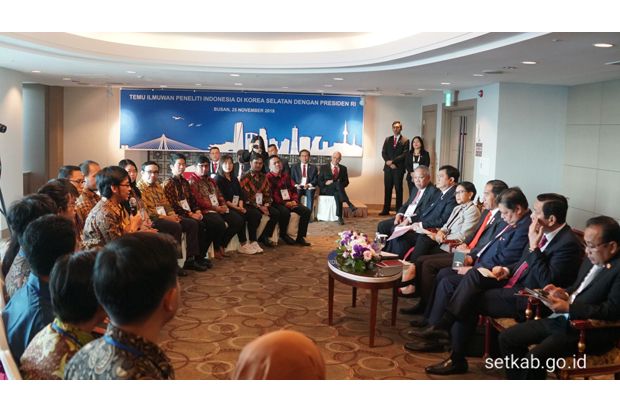 Jokowi Bertemu 22 Peneliti...