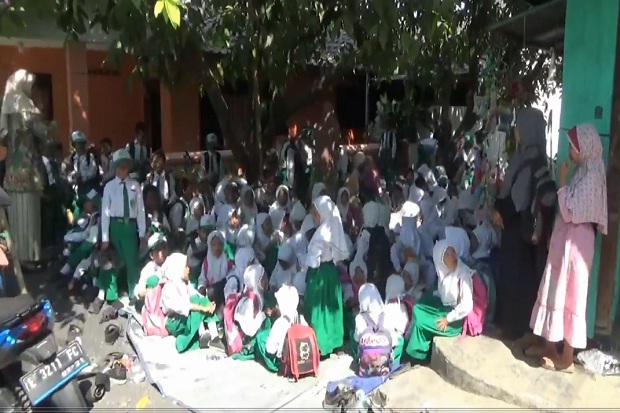 Tanah Sekolah Disegel,...