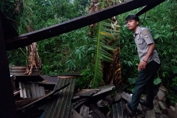 Hujan Disertai Angin...