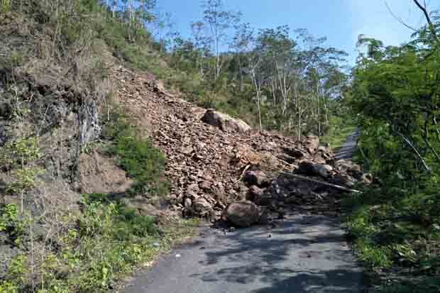 Tebing Setinggi 15 Meter...