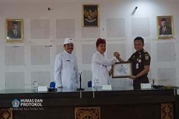 Bupati Suwirta Buka...
