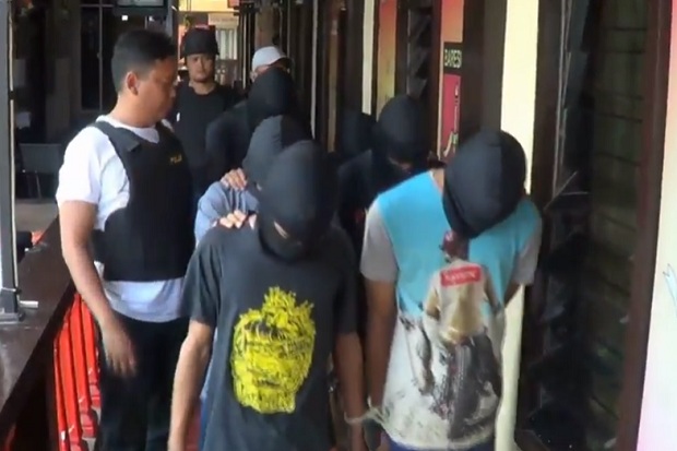 Keroyok Pemuda Hingga...