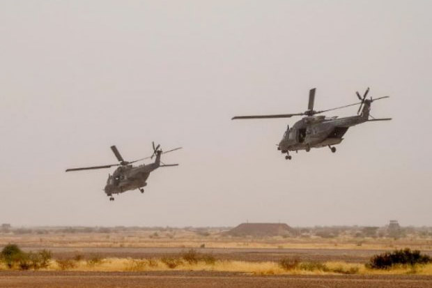 Dua Helikopter Militer...