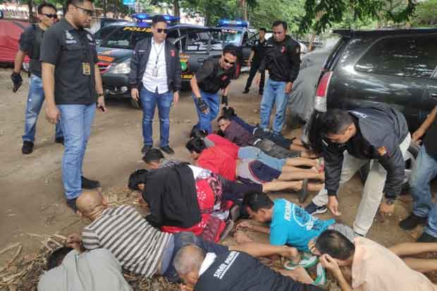 Belasan Preman Bersenpi...