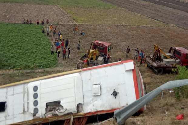 Bus Kramat Jati Tabrak...