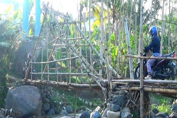 Warga Dua Kabupaten...