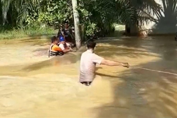 Banjir Hantam Rokan...