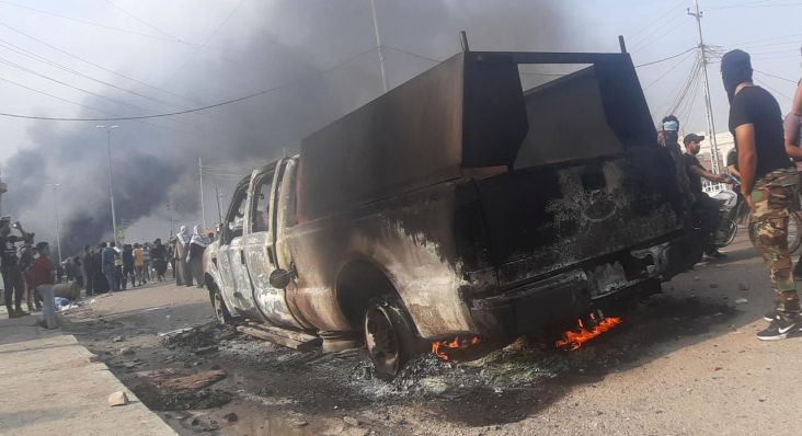 Demonstran Bakar Ban...