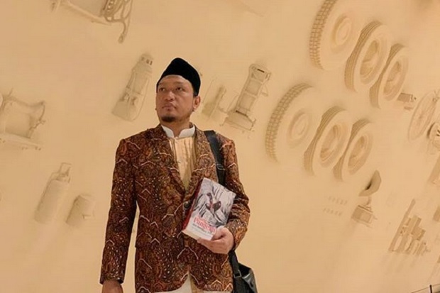 Asal Usul Peci Menurut...