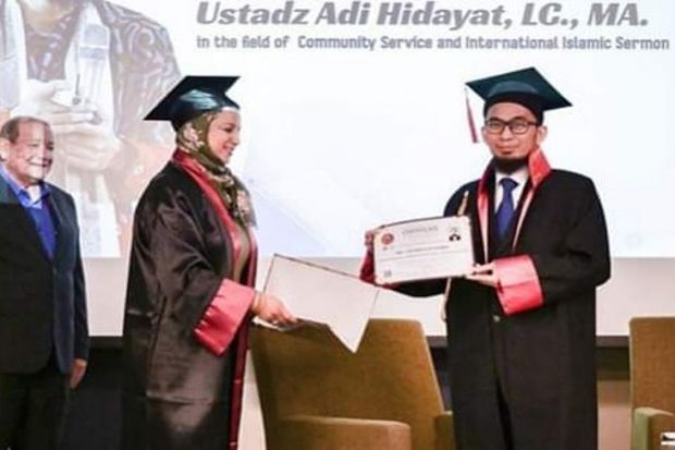 Ustaz Adi Hidayat Raih...