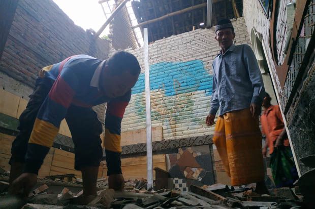 Atap Rumah Roboh Diterjang...