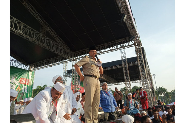 Anies Berseragam PNS...