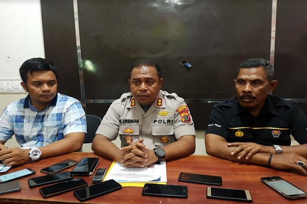 4 Pemuda Pembawa Bendera...