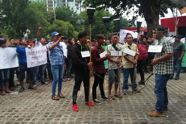 Ratusan Buruh Gelar...