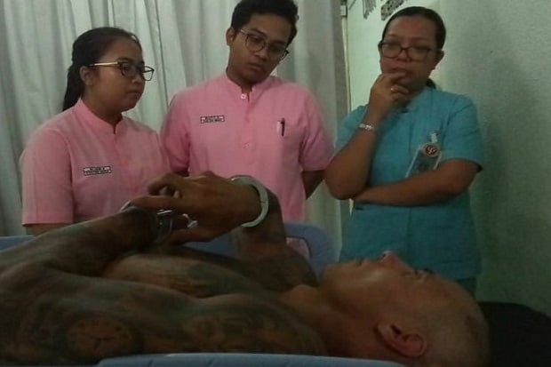 Mabuk Naik Atap Rumah...