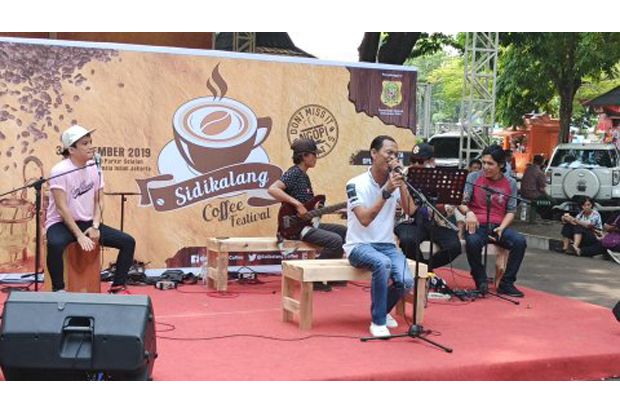 Menikmati Kopi, Musik...