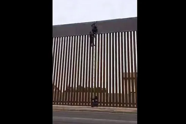 Viral! Video Pagar Perbatasan...