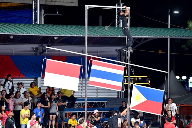 Bendera Tersangkut Saat...