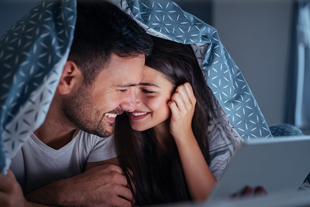 Studi: Nonton Film Romantis...