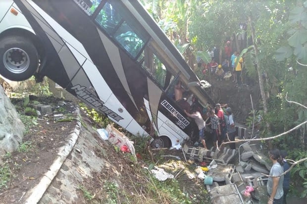 Bus Terjun ke Sungai...