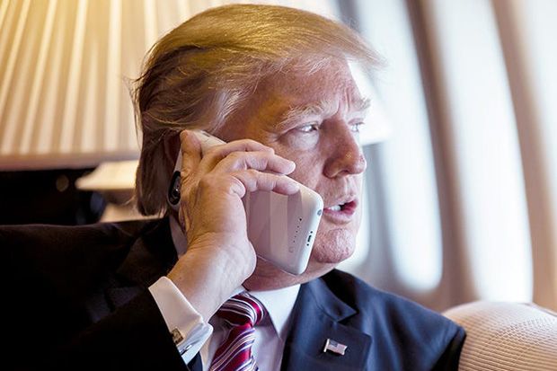 Pakai iPhone, Presiden...