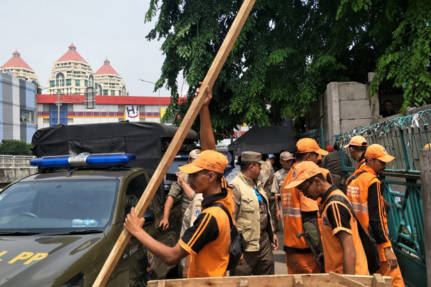 Cegah PKL Berjualan,...
