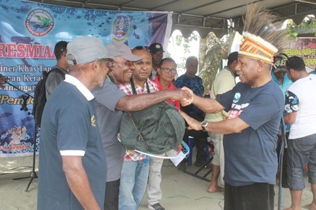 Bupati Mathius Awoitauw:...