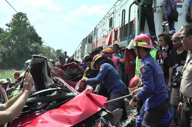 Mobil Terseret Kereta...