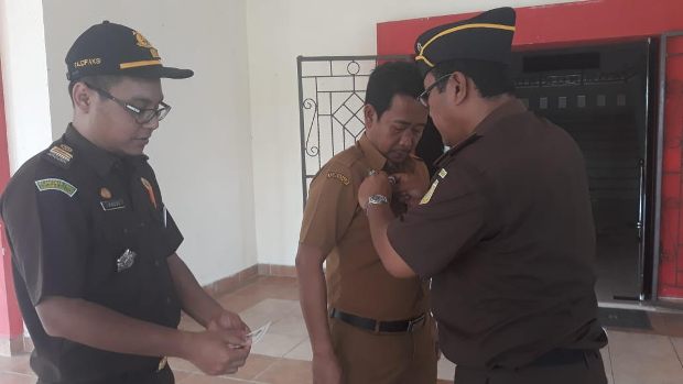 Kejari Pasangkayu Sematkan...