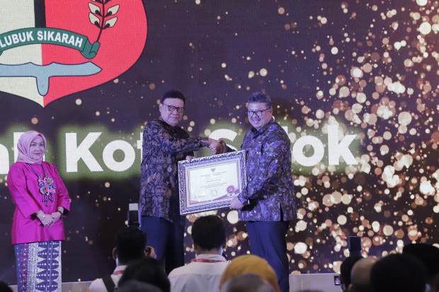 Kota Solok Terima Penghargaan...