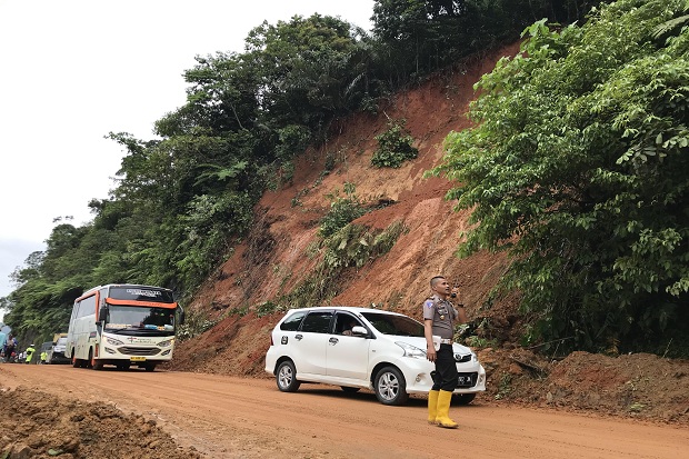 Jalur Sumbar-Riau Longsor,...