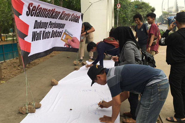 Gelar Protes, Warga...