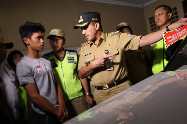 Wali Kota Jaktim Segel...