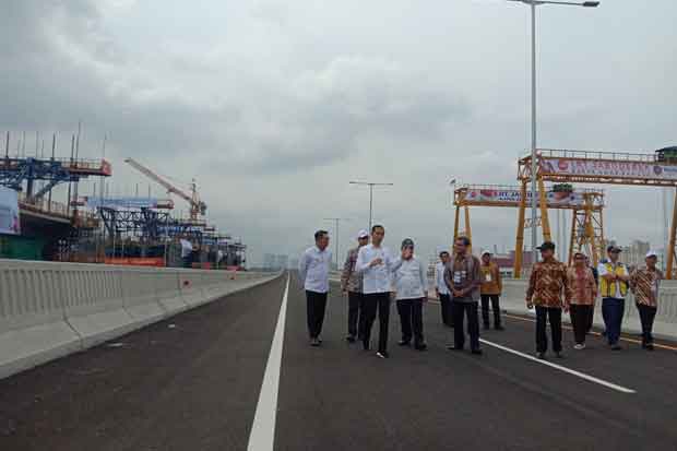 Jokowi: Tol Layang Jakarta-Cikampek...
