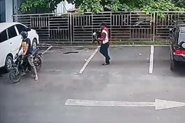 Pecahkan Kaca, Uang...