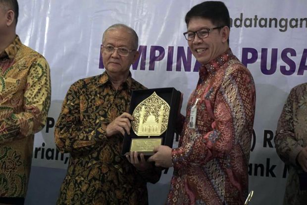 Mandiri Syariah Salurkan...