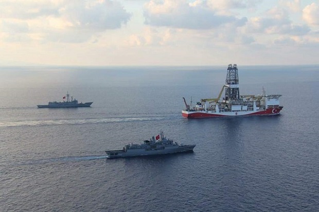 Kapal Perang Turki Usir...